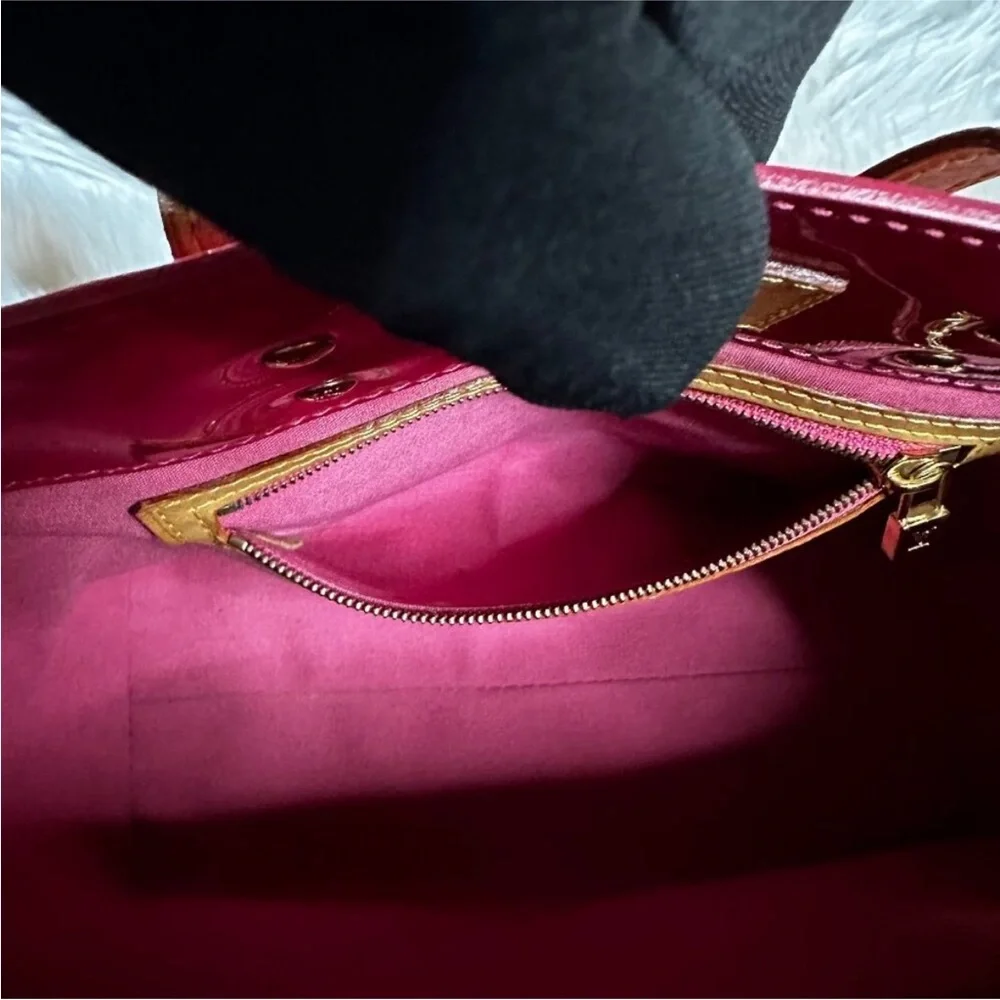 Authentic Louis Vuitton Cerise Monogram Vernis
Reade PM Tote - Picture 10 of 13